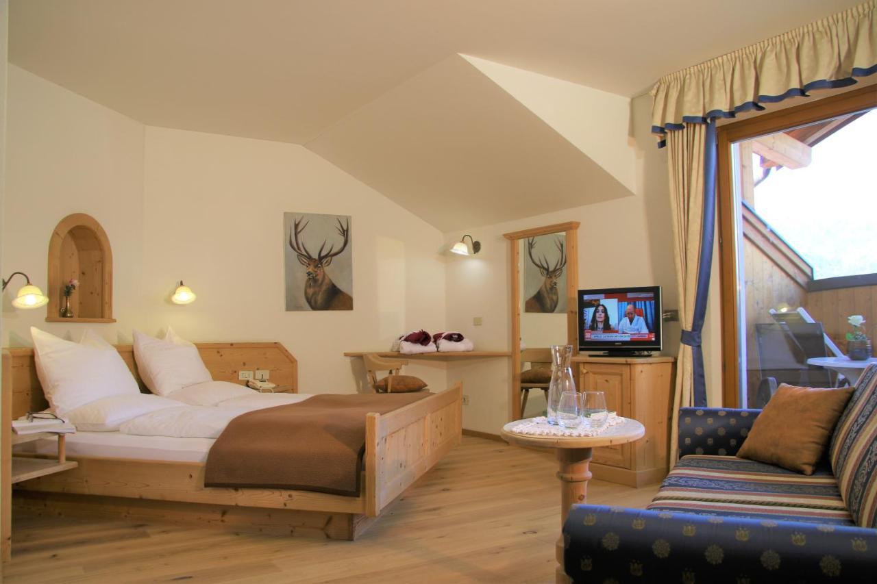 Hotel Alpenrose Dolomites ลาวาลเล ภายนอก รูปภาพ