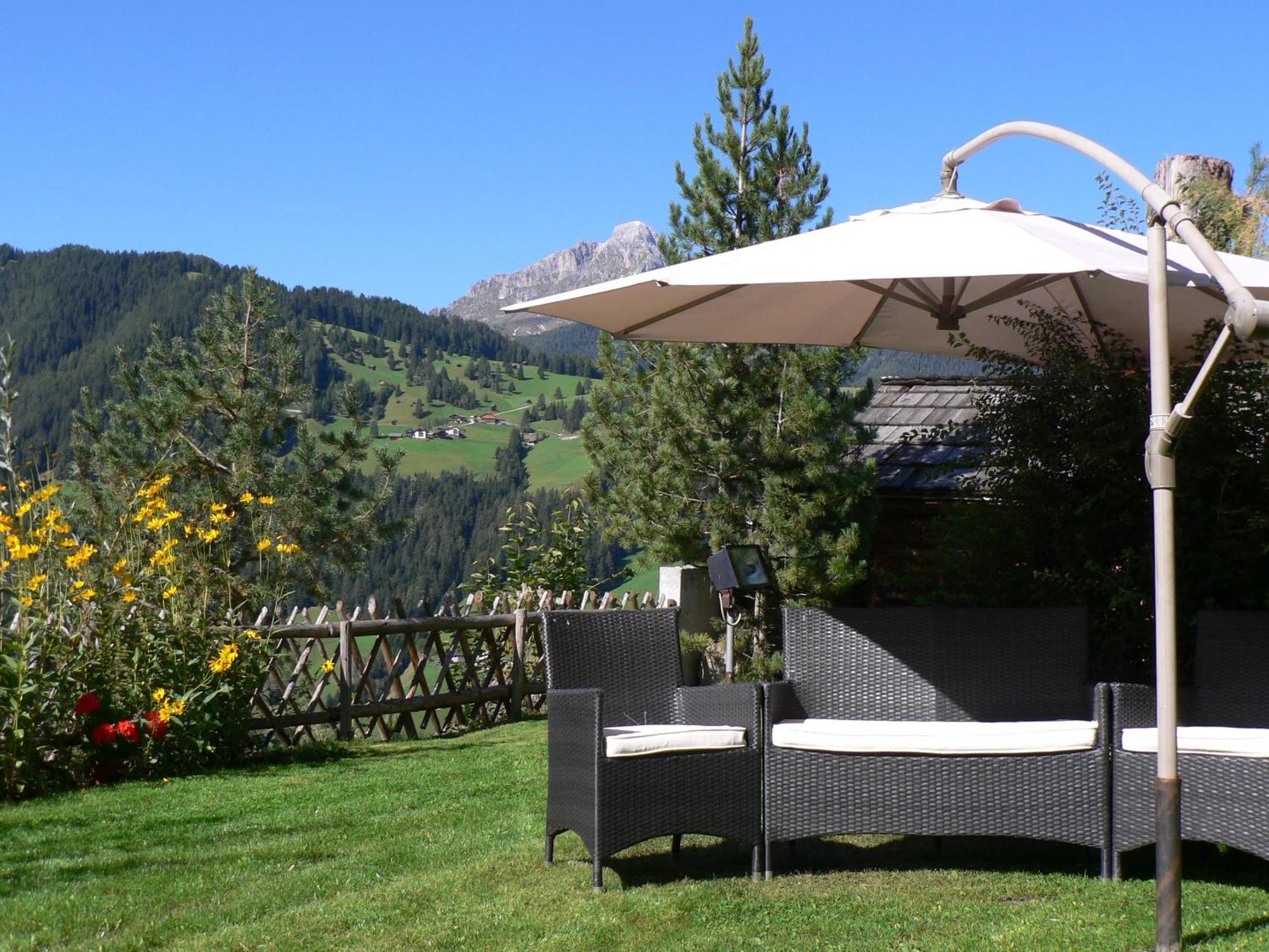 Hotel Alpenrose Dolomites ลาวาลเล ภายนอก รูปภาพ