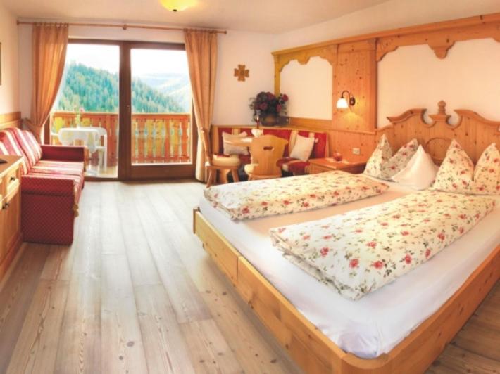 Hotel Alpenrose Dolomites ลาวาลเล ภายนอก รูปภาพ