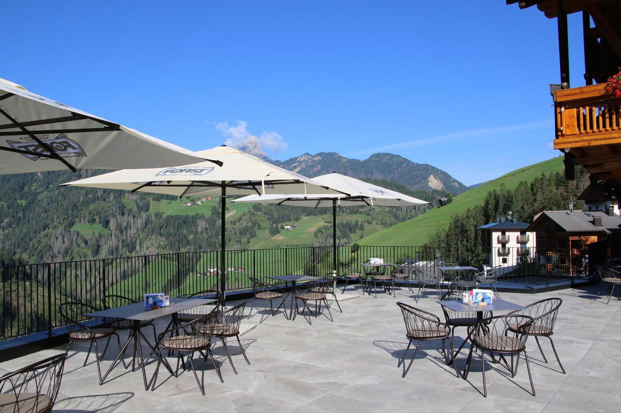 Hotel Alpenrose Dolomites ลาวาลเล ภายนอก รูปภาพ