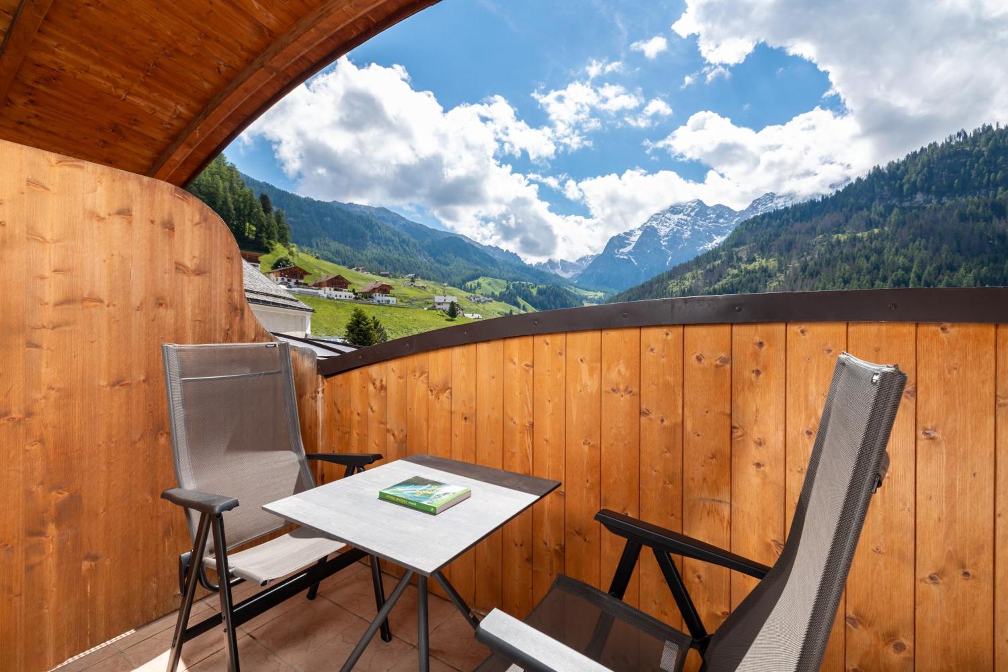 Hotel Alpenrose Dolomites ลาวาลเล ภายนอก รูปภาพ