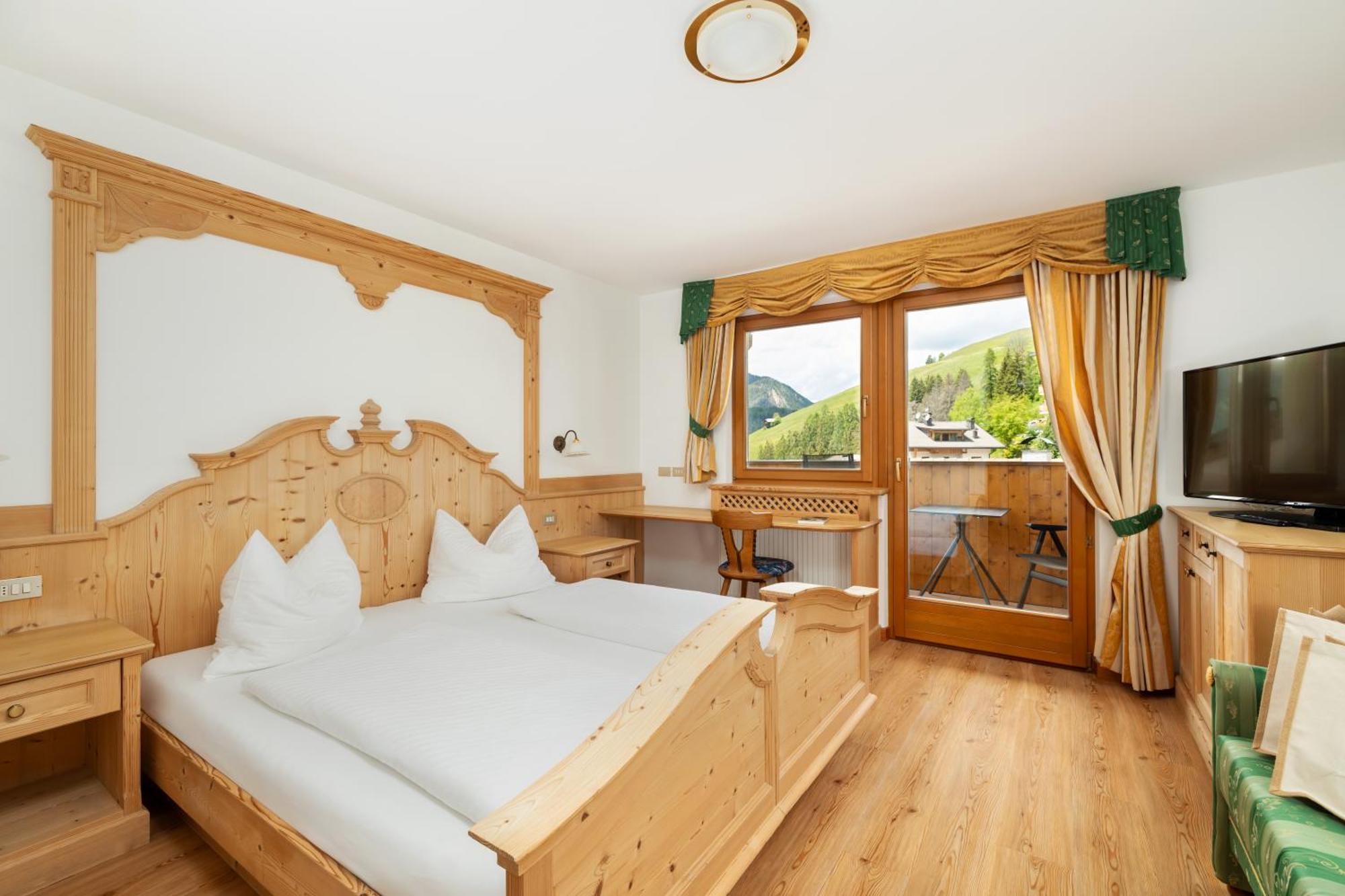Hotel Alpenrose Dolomites ลาวาลเล ภายนอก รูปภาพ