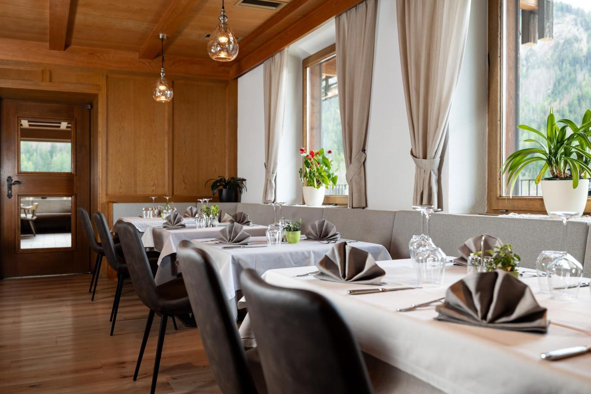 Hotel Alpenrose Dolomites ลาวาลเล ภายนอก รูปภาพ