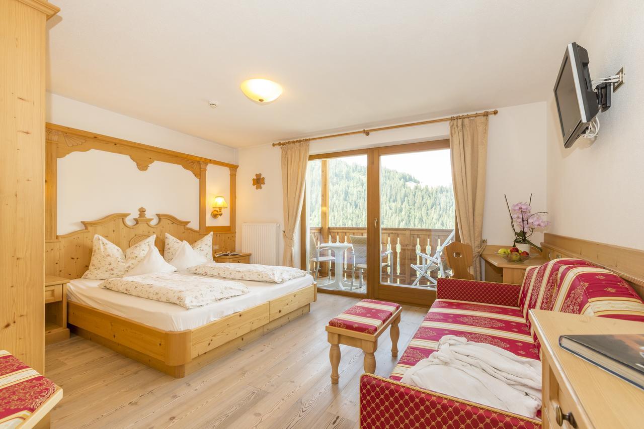 Hotel Alpenrose Dolomites ลาวาลเล ภายนอก รูปภาพ